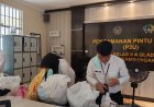 Cegah Barang Terlarang Masuk, Petugas Lapas Geledah Barang Bawaan Pengunjung Pastikan Lapas Aman dan Kondusif