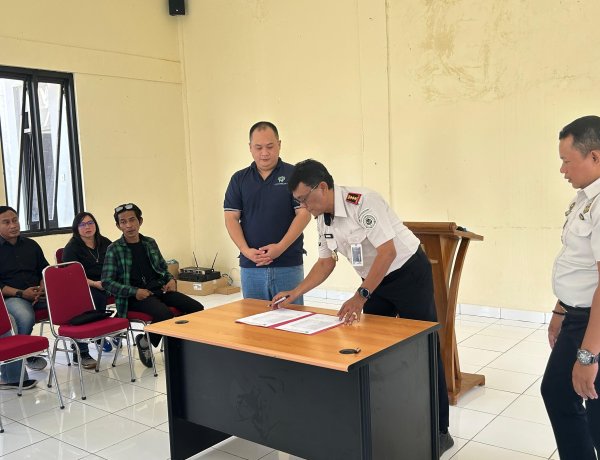 IBADAH ROHANI DAN PENYERAHAN DONASI Yayasan Fajar Teguh Berkurnia berbagi kasih pada warga binaan Lapas Gladakan